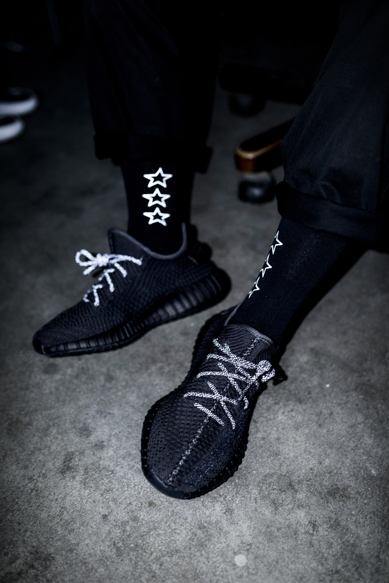 yeezy shoes price black