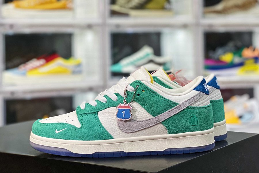 kasina x nike dunk low road sign